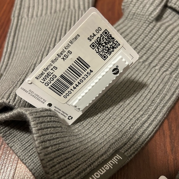 Lululemon - headband and mittens - Picture 2 of 5
